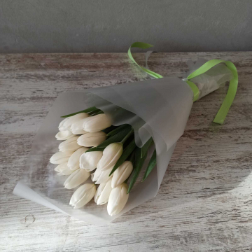 Букет из 19 белых тюльпанов в упаковке Легкость