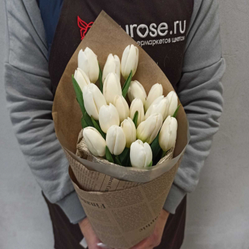 Букет из 19 белых тюльпанов в крафте Белые ночи