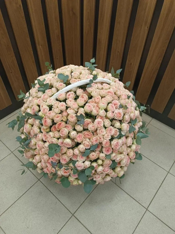 Корзина розовых роз с эвкалиптом 200 шт "Нежное величие"