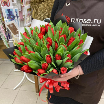 Букет красных тюльпанов в упаковке 51 шт "Красное боа"