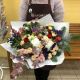 Новогодний букет из роз, веток ели и эвкалипта